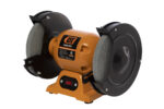 Amoladora de banco Lusqtoff AB-550 de 550W color naranja vista frontal con piedras esmeril y protectores.