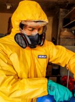Trabajador con traje de protección química Nubus y respirador de media cara con cartucho filtro vapor orgánico en entorno industrial
