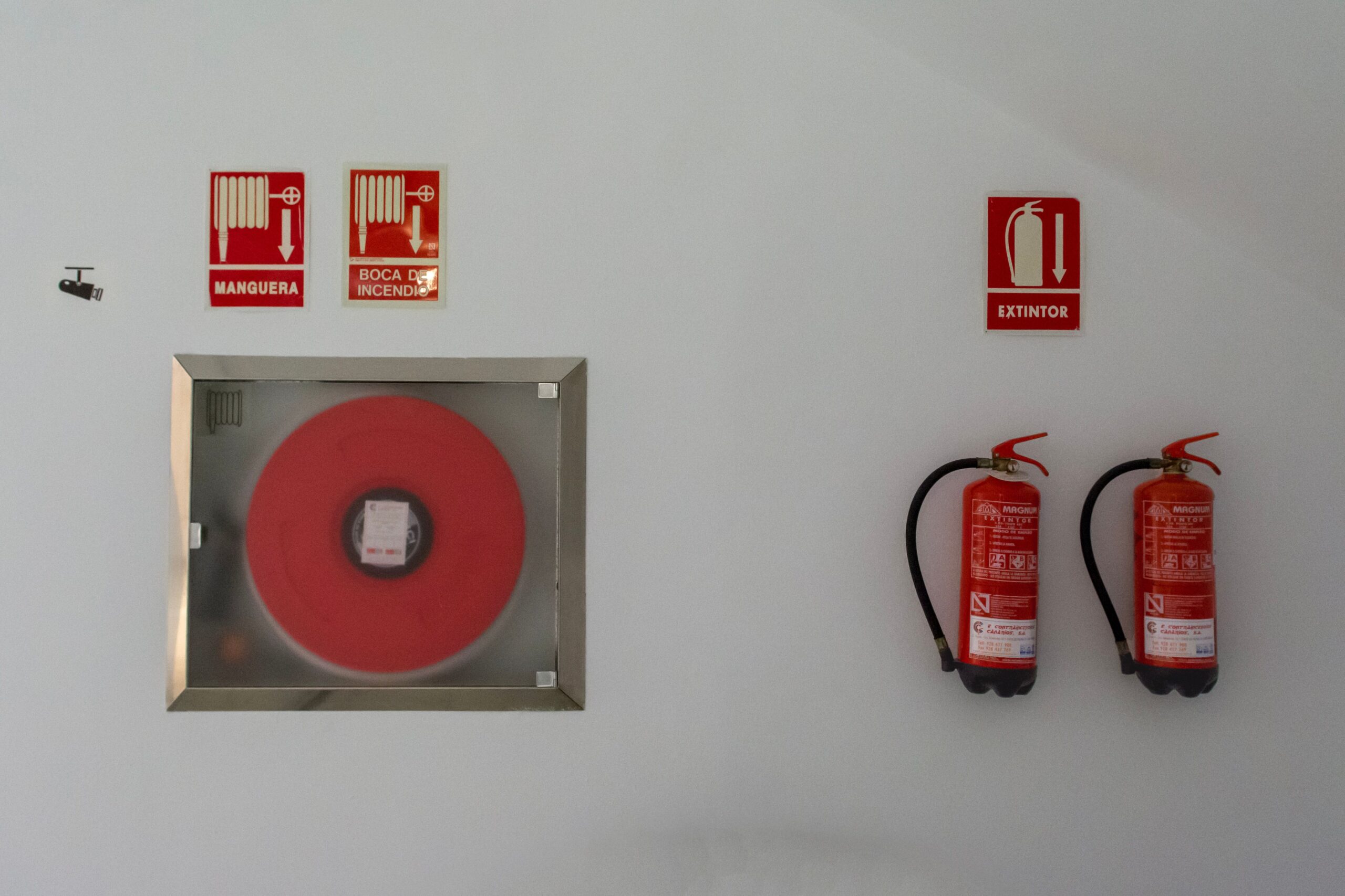 Seguridad contra incendios en Mendoza, extintores en una pared con vencimiento actualizado.
