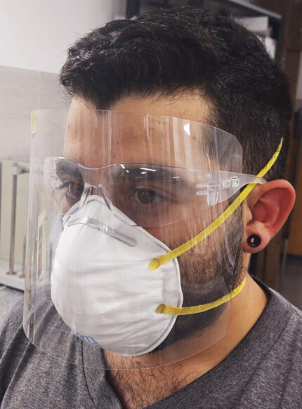Trabajador usando mascarilla descartable N95 UCU211R De Pascale con protección ocular en entorno industrial.