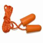 Par de tapones auditivos descartables de espuma de poliuretano naranja modelo UCU012T, unidos por su correspondiente cordón trenzado al tono.
