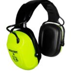 Protector auditivo de copa industrial UCU120TB color amarillo fluo, mostrado de frente junto a sus cables accesorios de conexión auxiliar de 3.5 mm y cable de carga USB.