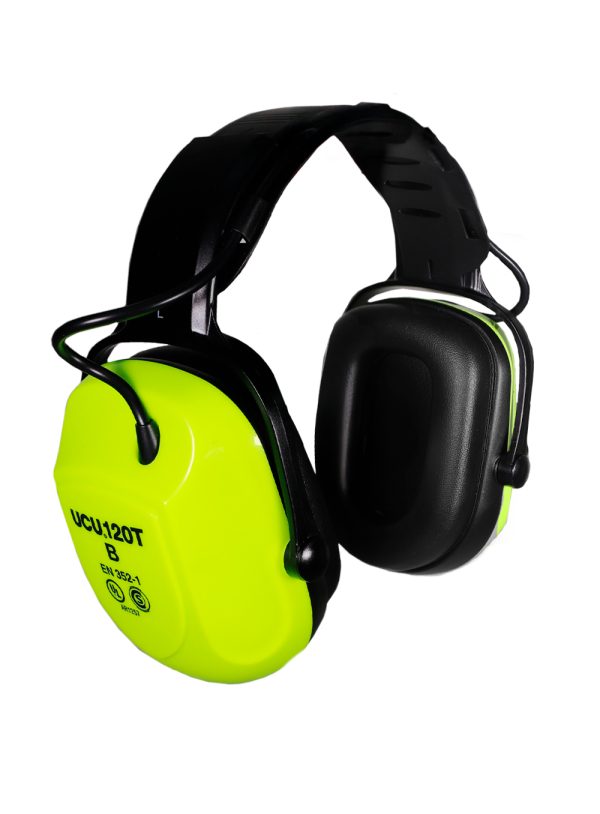 Protector Auditivo de Copa Tipo Vincha Fluo Bluetooth Protector auditivo de copa industrial UCU120TB color amarillo fluo, mostrado de frente junto a sus cables accesorios de conexión auxiliar de 3.5 mm y cable de carga USB.