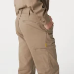 Primer plano de perfil de la zona trasera y lateral del pantalón Pampero, detallando las terminaciones del bolsillo tipo ojal, la pequeña etiqueta amarilla de la marca y la profundidad del bolsillo carpintero.