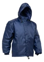 Vista frontal de tres cuartos de la campera larga de trabajo Pampero en color azul marino, mostrando el brillo de su tela trucker impermeable, la capucha matelasseada colocada, el cierre cubierto y el cordón de ajuste con tanca en la cintura inferior.