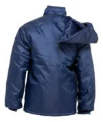 Vista trasera de la campera de abrigo Pampero Trucker azul marino sobre fondo blanco, donde se aprecia el corte recto del diseño y la capucha desmontable levemente desplazada hacia un lado, revelando el cuello alto de protección.