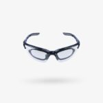 Perspectiva en tres cuartos de las gafas de protección Libus Hayat donde se aprecian las patillas con insertos de TPR gris y el puente nasal antideslizante.