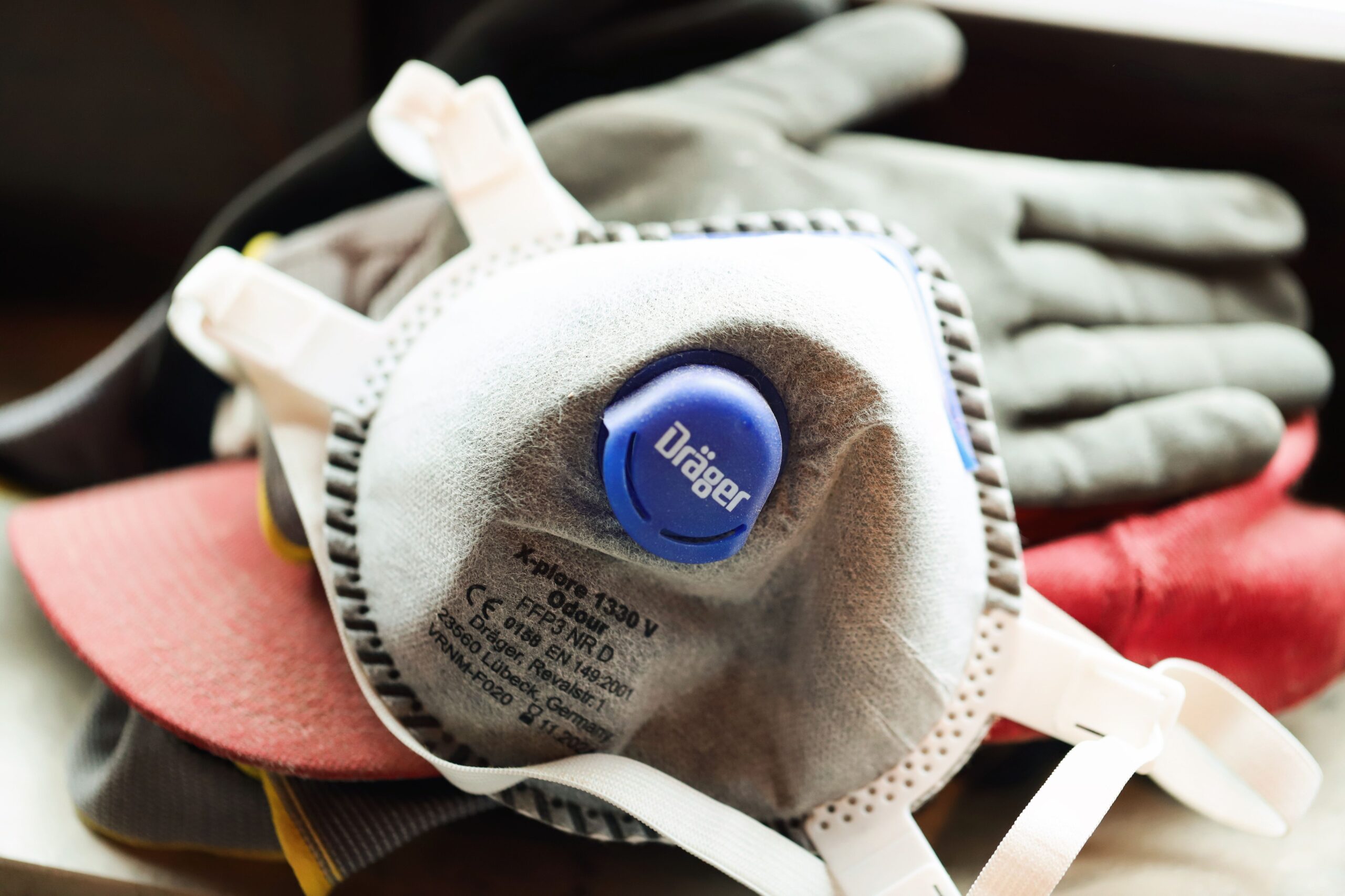 Mascarilla descartable marca Drager para uso obligatorio por Seguridad e Higiene en puestos de trabajo expuestos a químicos y polvos.
