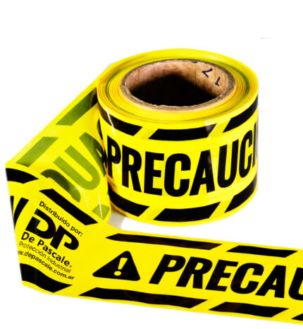 Rollo de cinta de peligro plástica amarilla y negra con la palabra "PRECAUCIÓN" extendida hacia el frente, mostrando el logo de DP De Pascale y un indicador gráfico de 200 Mt de longitud.