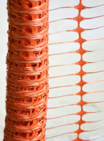 Plano detalle de la estructura plástica calada y el entramado flexible de la malla de advertencia naranja UCU0500PV en posición vertical.
