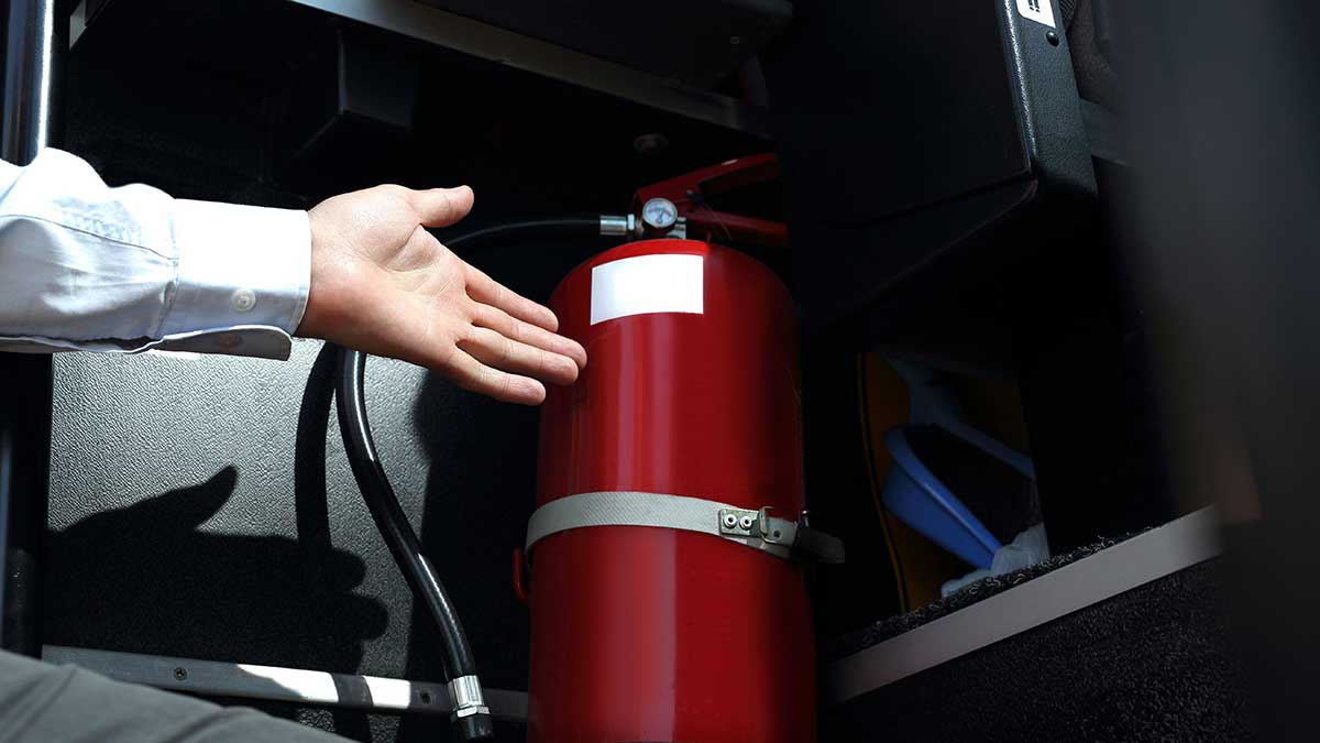 Matafuego de 5 kg en cabina de camión según normativa Ley 24.449