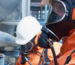 Máscara de protección respiratoria drager con operario industrial con traje narnaja.
