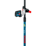 Detalle del soporte deslizante con escuadra metálica y nivel láser montado en la barra telescópica Bosch BT 350.
