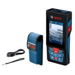 Medidor láser Bosch PRO GLM 20 Professional sobre fondo blanco visto de frente con pantalla encendida.