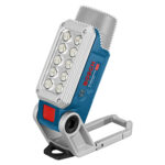 Linterna inalámbrica Bosch GLI 12V-330 sobre su base articulada desplegada con vista frontal de los 10 LED.