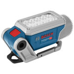 Linterna Bosch GLI 12V-330 plegada mostrando el mosquetón de fijación y el botón de encendido.