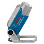 Linterna Bosch GLI 12V-330 inclinada mostrando el acople para batería de 12V en la parte posterior.