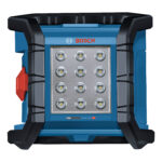 Vista de frente de la linterna Bosch PRO GLI 18V-1500 mostrando sus 12 LED y el cuerpo reforzado en azul y negro.