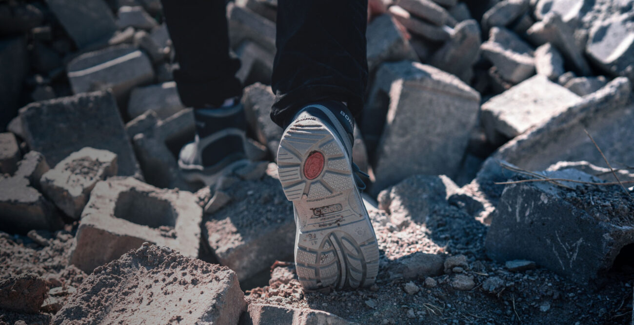 Botines de marca Boris con toma inferior para ver la pisada del zapato de seguridad.