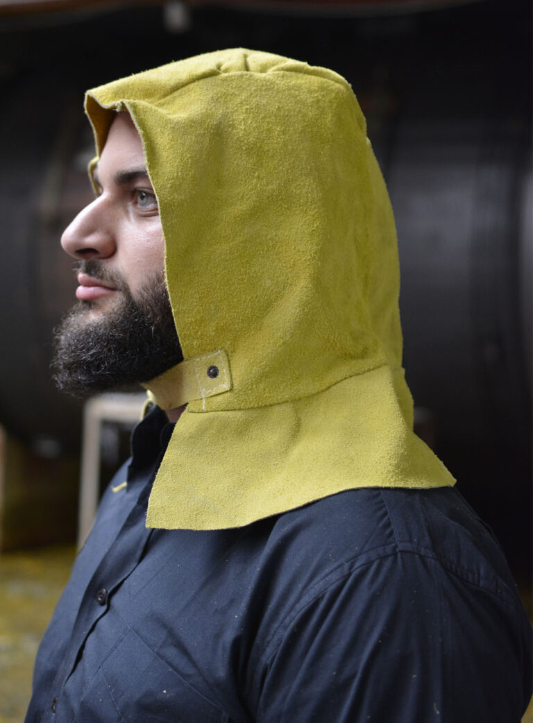Gorro Descarne Amarillo, con nuquera Operario posando de perfil utilizando gorro de cuero descarne amarillo con nuquera De Pascale 96102.