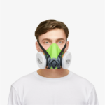 Modelo masculino utilizando la máscara BLS 4000 Next S verde con filtros B-Lock blancos montados