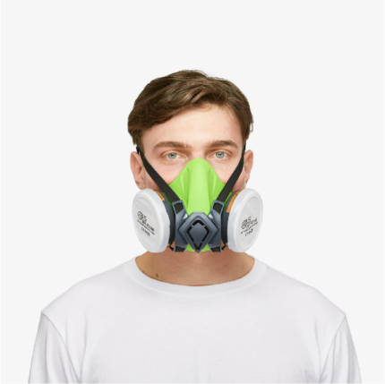 Modelo masculino utilizando la máscara BLS 4000 Next S verde con filtros B-Lock blancos montados