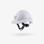 Casco de seguridad Libus Milenium Class blanco con mentonera de 15 mm colocada.